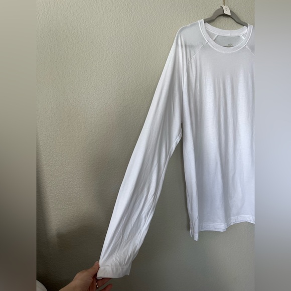 ALO Yoga Activewear Triumph Long Sleeve Tshirt in White Mens Size XL - Picture 6 of 13